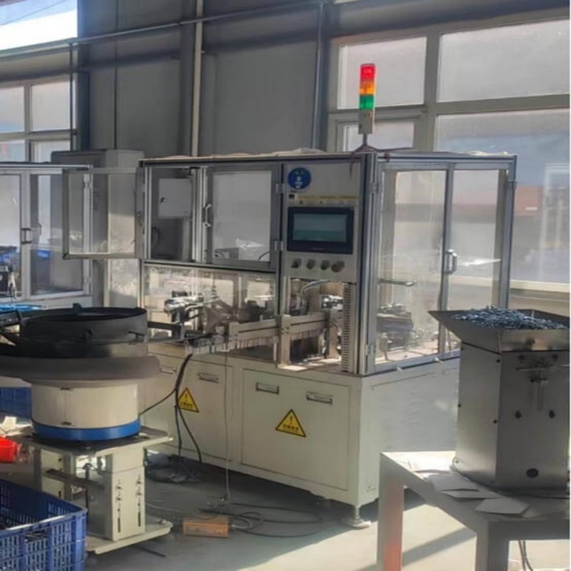 Como a linha de produção personalizada da Frand transformou a produção de grampos de uma montadora europeia.